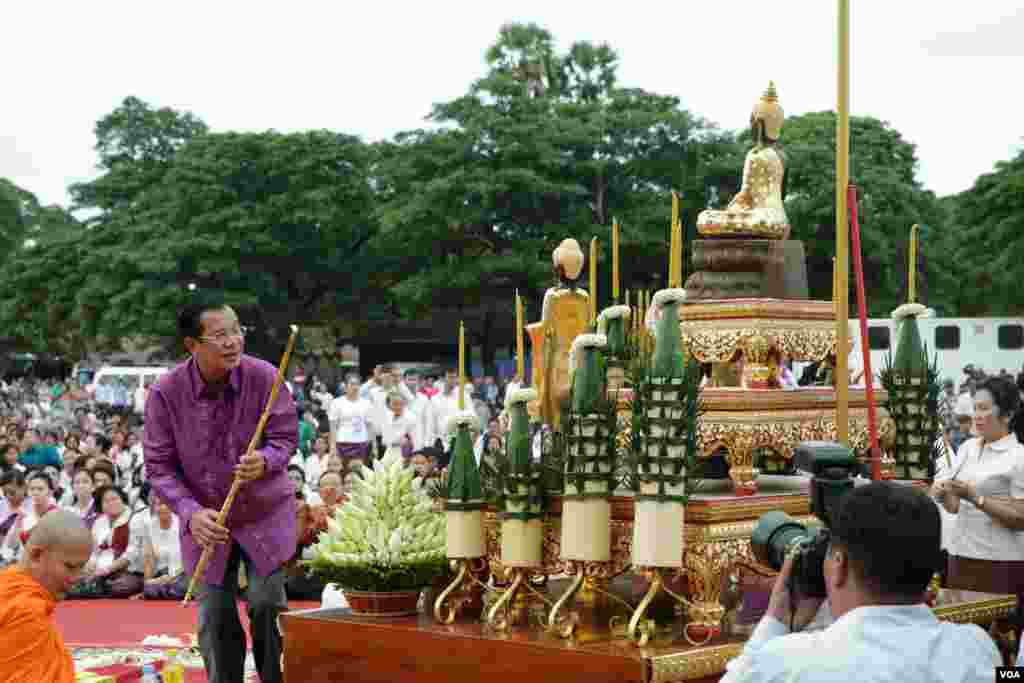 លោកនាយករដ្ឋមន្ត្រី ហ៊ុន សែន នៅក្នុងពិធីបួងសួងនៅមុខប្រាសាទអង្គរវត្ត នៅទីក្រុងសៀមរាប នៅថ្ងៃទី២ ខែធ្នូ ឆ្នាំ២០១៧។ (ខាន់ សុគុំមនោ/VOA)
