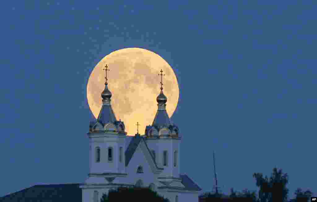 A perigee moon, also known as a super moon, rises above the Orthodox Church in the town of Novogrudok, 150 kilometers (93 miles) west of the capital Minsk, Belarus, Aug. 29, 2015.