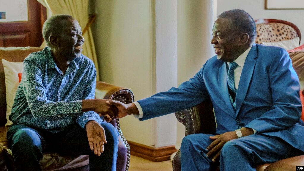 Le président zimbabwéen Emmerson Mnangagwa, à droite, rend visite au leader du Mouvement pour le changement démocratique (MDC), le principal parti d'opposition du pays, Morgan Tsvangirai, malade d'un cancer, à Harare, 5 janvier 2018.