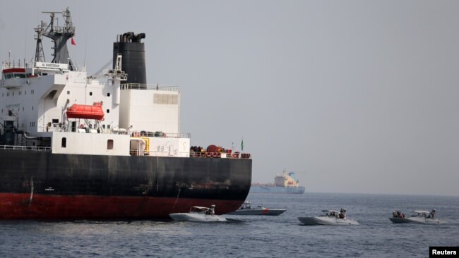 阿联酋富吉拉港口附近沙特阿拉伯的“马尔佐卡赫”号油轮以及阿联酋海军的小艇（2019年5月13号）