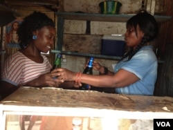 Mariatu Sesay trains former sex worker Mary Aruna at her cafe, Goderich, Sierra Leone, Jan 17, 2018 (N.deVries/VOA)