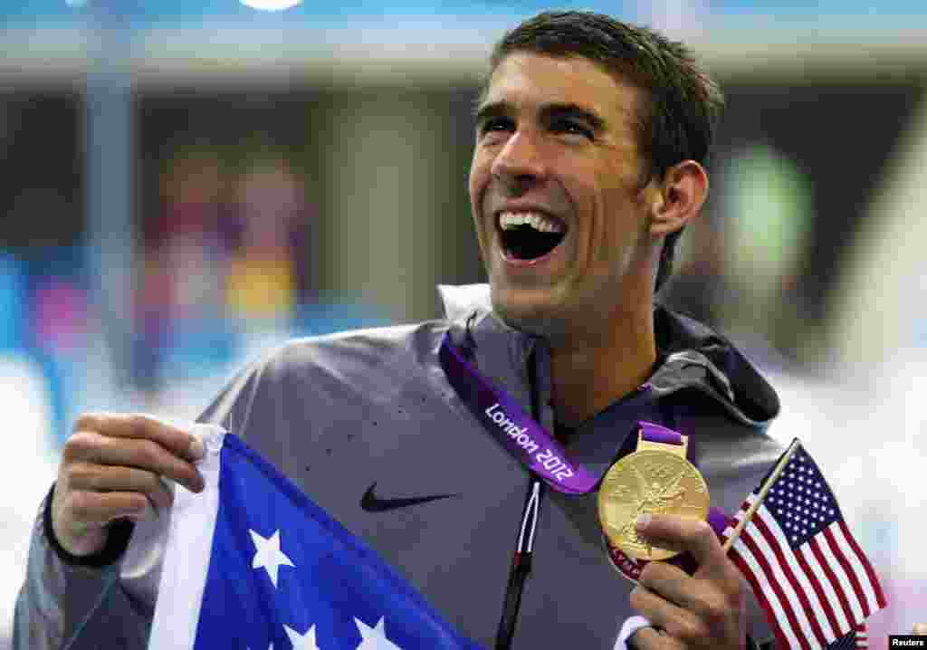 Michael Phelps, de Estados Unidos, muestra su 19&ordf; medalla ol&iacute;mpica, luego de ganar la carrera de 4x200 metros libres.