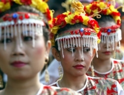 Perempuan berbusana adat mengikuti karnaval jalanan di Jakarta Pusat, 25 Juli 2004. (Foto: REUTERS/Supri)