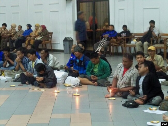 Penyandang disabilitas dalam sebuah acara di BK3S Jawa Timur. (VOA/Petrus Riski)