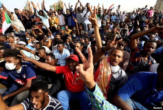 Sudanese demonstrators cheer as they attend a protest rally demanding Sudanese President Omar Al-Bashir to step down outside the Defense Ministry in Khartoum, Sudan, April 11, 2019.