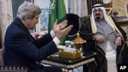 美國國務卿克里（左）1月5日與沙特國王阿卜杜拉在沙特阿拉伯會晤。