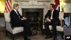 Birêz Kerry û Serokwezîrê Brîtanî David Cameron, roja Duşem, 25'ê Şubatê, 2013.