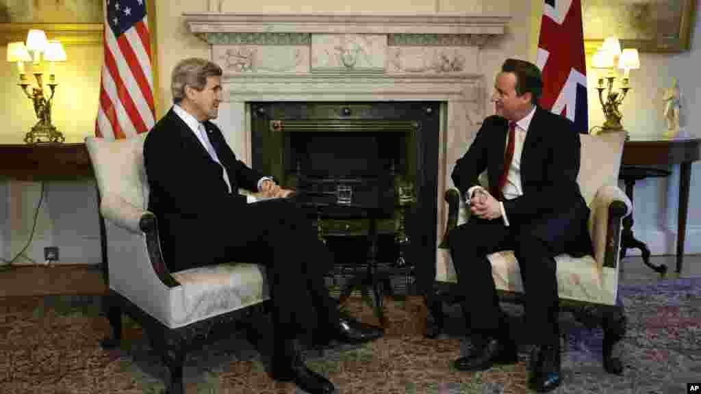 John Kerry, İngiltere Başbakanı David Cameron ile (Londra, 25 Şubat 2013)