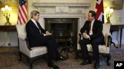 Menlu AS John Kerry (kiri) menemui PM Inggris David Cameron di kantornya, Jalan Downing 10, London (25/2).