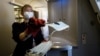 Stjuardesa francuske aviokompanije Er Frans deli maske putnicima na ulasku u avion