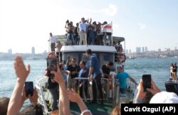 CHP adayı Ekrem İmamoğlu Üsküdar'da düzenlediği son mitinginin ardından bindiği şehir hatları vapurundan seçmenlerine el sallarken