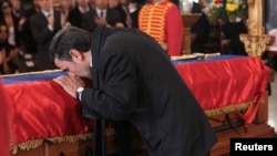 El gobernante iraní, Mahmud Ahmadinejad, besó el ataúd de Chávez durante el funeral del presidente venezolano en Caracas.