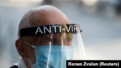 Stanovnik Jerusalima nosi zaštitnu masku protiv koronavirusa