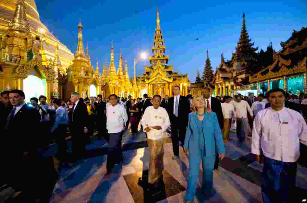 Clinton tours the Shwedegon Pagoda, a Buddhist temple founded between the 6th and 10th centuries AD, in Rangoon, Burma, December 1, 2011. 