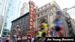 Para pelari berpartisipasi dalam Chicago Marathon melalui pusat kota di Chicago, Illinois, 13 Oktober 2013, sebagai ilustrasi. (Photo: REUTERS/Jim Young)