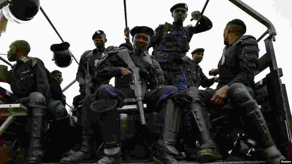 Des policiers sont en patrouille, lors d&#39;une manifestation contre le président Joseph Kabila, à Kinshasa, le 19 septembre 2016.