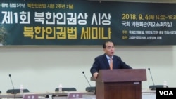 태영호 전 영국 주재 북한공사가 4일 서울 국회의원회관에서 열린 제1회 북한인권상 시상식에서 수상소감을 말하고 있다.