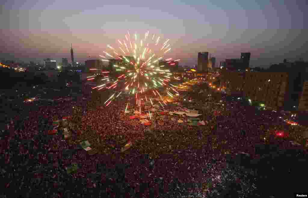 Fireworks explode as supporters of Muslim Brotherhood&#39;s presidential candidate Mohamed Morsi celebrate his victory in the election at Tahrir Square in Cairo, June 24, 2012. (Reuters)