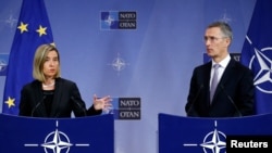 نشست خبری فدریکا موگرینی مسئول سیاست خارجی اتحادیه اروپا (چپ) و ینس استولتنبرگ دبیرکل ناتو در بروکسل - ۱۶ آذر ۱۳۹۵ 