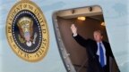 Tổng thống Trump vẫy chào từ chuyên cơ Air Force One.