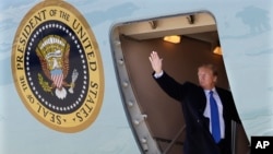 Tổng thống Trump vẫy chào từ chuyên cơ Air Force One.