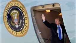 Tổng thống Trump vẫy chào từ chuyên cơ Air Force One.