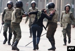 Mısırlı Eylemciler Askerlerin Özür Dilemesini İstiyor