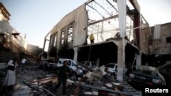 예멘 수도 사나의 한 장례식장이 8일 사우디아라비아 주도의 공습으로 추정되는 공격을 당해 폐허가 됐다. 