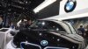 Seorang pekerja tengah membersihkan kendaraan listrik di stand BMW dalam pameran otomotif "Auto Shanghai 2019" di Shanghai, 17 April 2019. (AP Photo/Ng Han Guan, file)