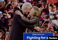 Eşi eski başkan Bill Clinton'a sarılan Hillary Clinton