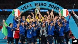 Jogadores da selecção italiana celebram título em Wembley, 11 de Julho de 2021