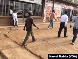 Les magasins étaient fermés à Lubumbashi, qui a suivi le mot d'ordre de ville morte, le 3 avril 2017. (VOA/Narval Mabila)