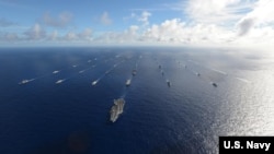 2016年环太军演中舰队编队航行（美国海军照片）