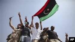 A large convoy of Libyan soldiers accompanied by Tuareg tribal fighters are reported to have moved towards the capital of neighboring Niger, although it is not clear of Gadhafi family members were among the heavily armed group.
