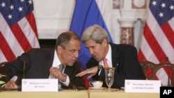 Ruski šef diplomatije Sergej Lavrov i američki državni sekretar Džon Keri na početku susreta u Vašingtonu