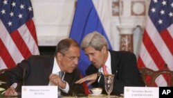 Menlu AS John Kerry berbincang dengan Menlu Rusia Sergei Lavrov di Kantor Departemen Luar Negeri AS di Washington (9/8).