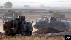 Turki menyiagakan kekuatan militernya di perbatasan Turki dengan Suriah, tidak jauh dari kota Kobani (7/10).