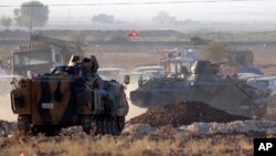 Fuerzas turcas aseguran la frontera en su lucha cerca de Kobani en Siria. 