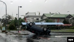 8일 태풍 '네파탁'이 강타한 타이완 남동부 지역에서 전복된 차량이 거리에 방치돼있다.