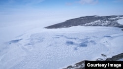 Lake Hodgson on the Antarctic Peninsula used to be covered by more than 400 meters of ice at the end of the last Ice Age, but is now considered to be an emerging subglacial lake.