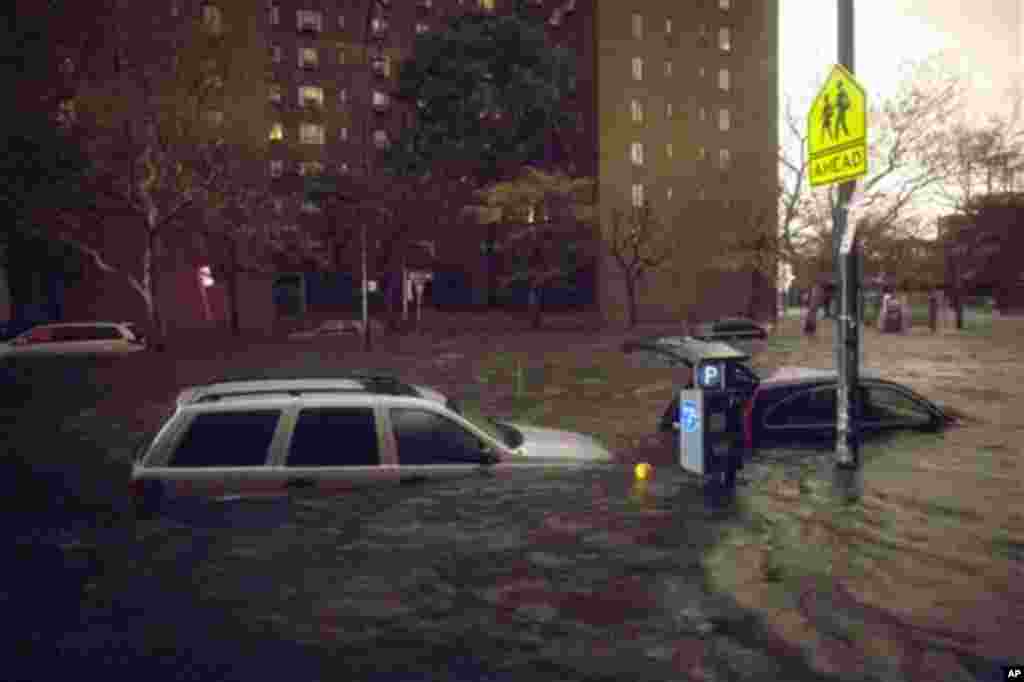 Baabuur ku sugan wadada 14th ee New York halkaasoo ay ku soo rogmadeen daadad ay dhalisay duufaantii Sandy.