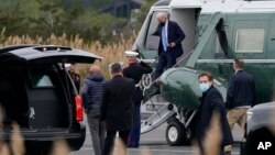 Prezidan Joe Biden, ki te nan elikoptè prezidansyèl Marine One nan, debake nan vil Rehoboth Beach, Eta Delaware, lendi 27 desanm 2021 an.