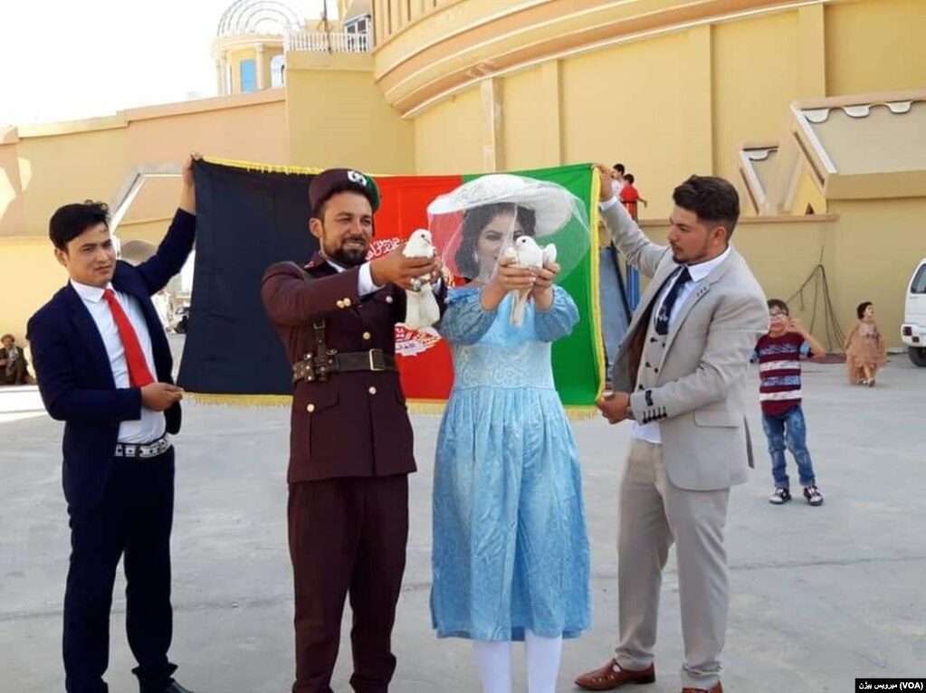 مراسم عروسی زوجی در بلخ با لباس‌های شبیه شاه امان الله خان و ملکه ثریا