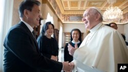 29일 바티칸을 방문한 문재인 한국 대통령(왼쪽)이 프란치스코 로마 가톨리 교황과 악수하고 있다.