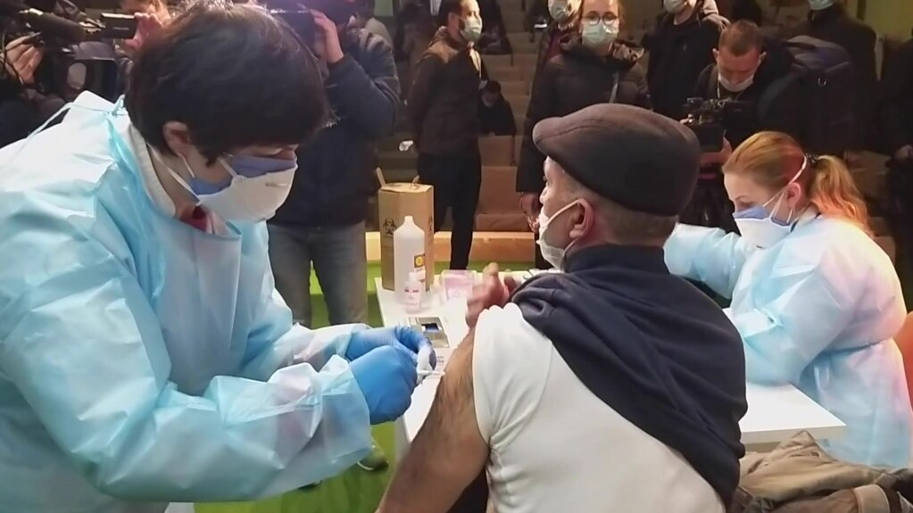 Kosovo doctors vaccinated in Albania