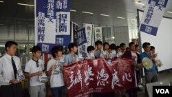 香港多個反普教中學生及教師團體，在立法會外舉行集會，向立法會議員發表公開信，要求議員支持粵語教中文。（美國之音湯惠芸攝）