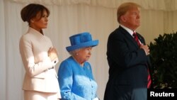 Predsednik Tramp, prva dama Melanija i britanska kraljica Elizabeta II.