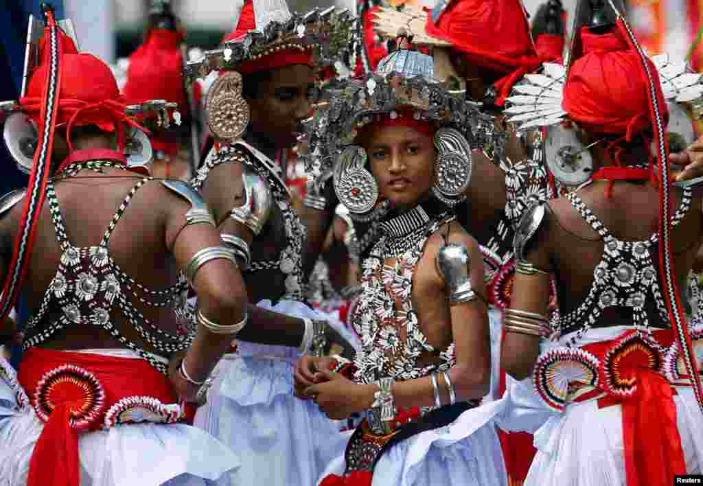 Para siswa yang mengikuti pelatihan tari tradisional Sri Lanka menunggu upacara wisuda di sebuah kuil Budha di Kolombo.