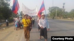 စစ်ကိုင်းတိုင်း ပတ္တမြားစက်မှုဇုန် Myanmar Veener Plywood Private Co Ltd သစ်အချောထည်စက်ရုံမှ အလုပ်သမားများ ဆန္ဒပြနေစဉ်။