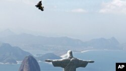 El aviador suizo Yves Rossy vuela en las cercanías del Cristo Redentor en Río de Janeiro.